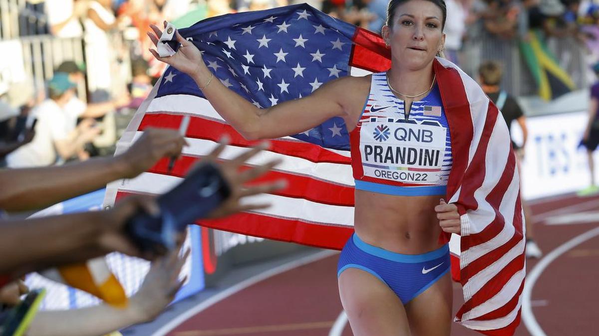 La integrante del equipo de Estados Unidos Jenna Brandini celebra al ganar la medalla de oro en 4x100m femenino hoy, en los Campeonatos Mundiales de Atletismo que se realizan en el estadio Hayward Field en Eugene.