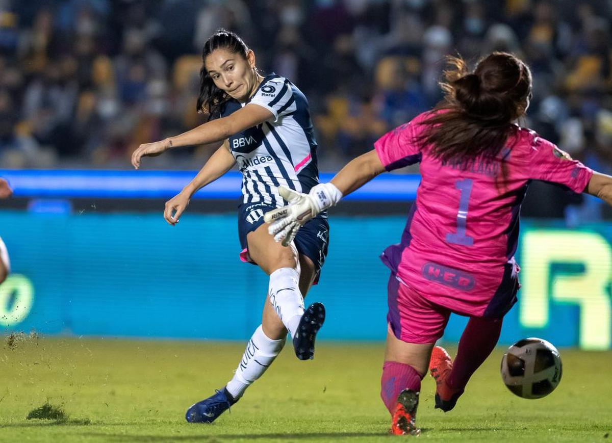 Aurora Santiago portera de Tigres femenil disputa el balón con Mónica Monsivais de Rayadas de Monterrey durante la final del Torneo de Apertura de la Liga Femenil MX en el estadio Universitario de la ciudad de Monterrey.