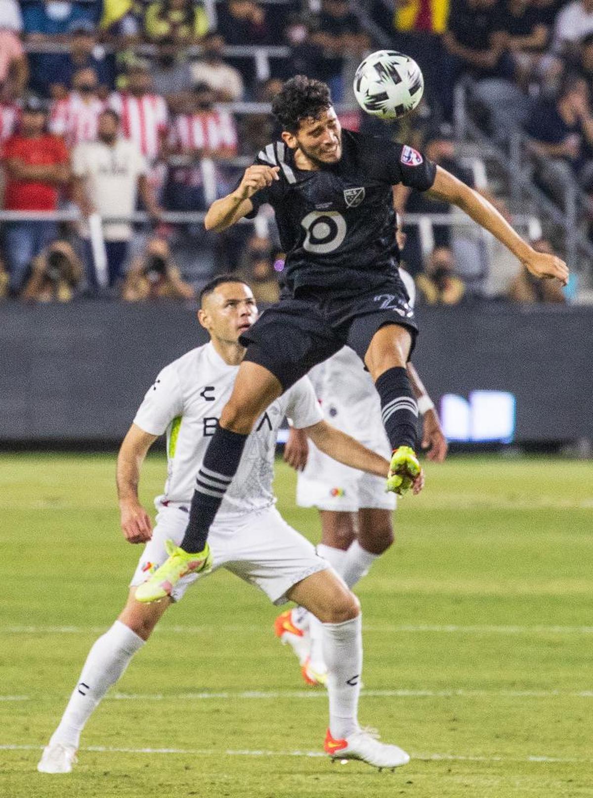 Ricardo Pepi del MLS All-Stars gana un cabezazoen el juego de la MLS entre All-Stars y Liga MX.