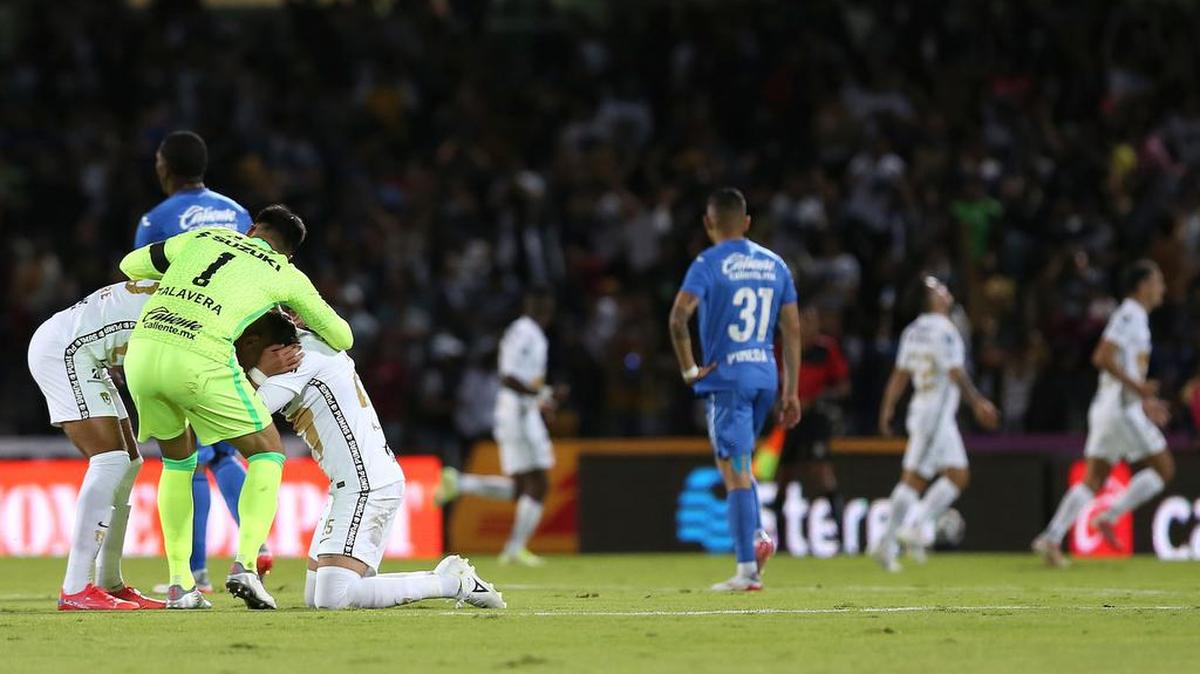 Jugadores de Pumas celebran su triunfo contra Cruz Azul durante un partido de la jornada 17 del Torneo Apertura 2021 de la Liga MX del fútbol mexicano, en el estadio Olímpico Universitario de la Ciudad de México.