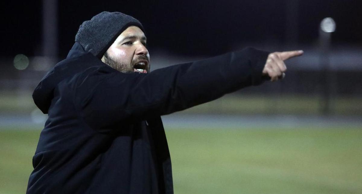 McLane High head coach Erik Rodríguez directs his team's second-half defense against Selma High on Feb. 22, 2022.