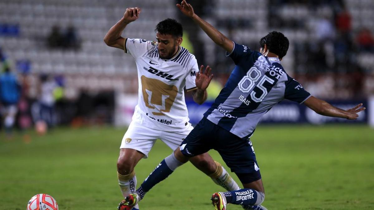 Mauricio Andre Isais de Pachuca (d) disputa el balón con Eduardo Antonio Salvio de UNAM durante un partido de la jornada 4 del torneo Apertura 2022 de la Liga MX, disputado en el estadio Hidalgo, en Pachuca.
