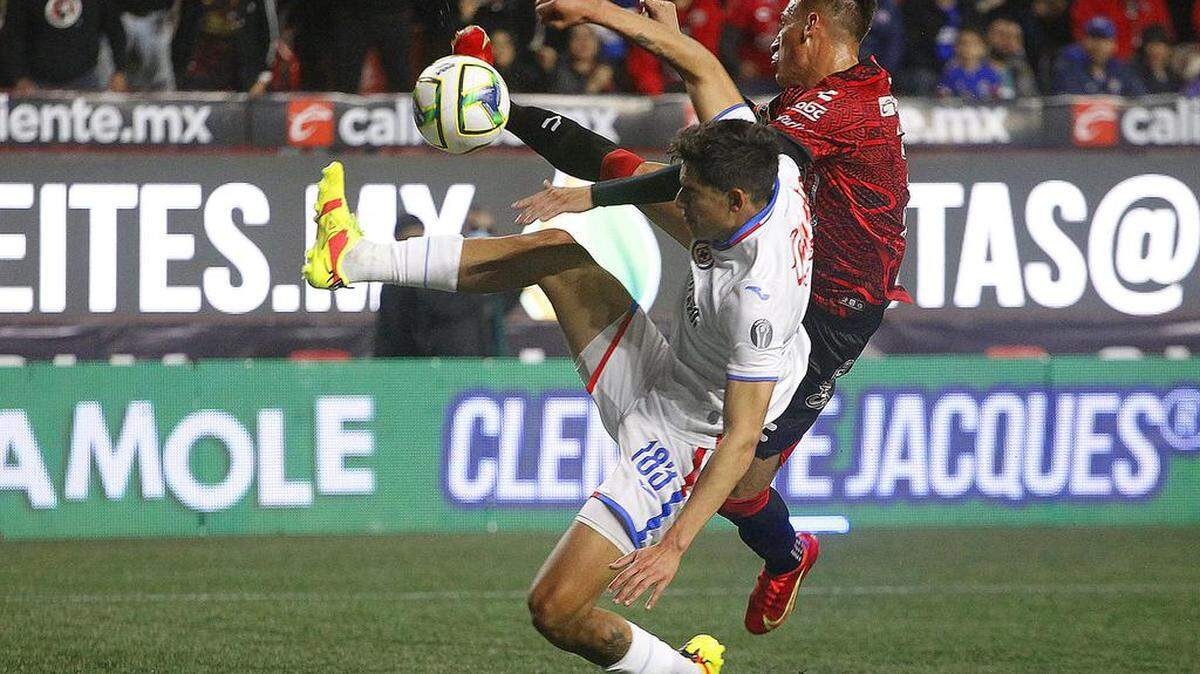 Lucas Rodríguez (d), de Tijuana, fue registrado este domingo, 8 de enero, al disputar un balón con Rafael Guerrero (i), de Cruz Azul, durante un partido de la jornada 1 del torneo Clausura 2023 de la Liga MX del fútbol en México, en el estadio Caliente, en la ciudad de Tijuana.