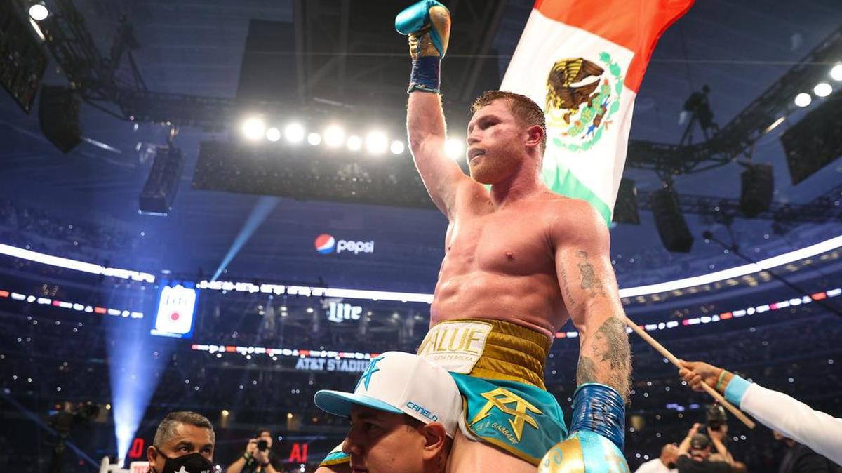 El mexicano Saúl ‘Canelo’ Álvarez celebra su victoria contra el británico Billy Joe Saunders en el estadio AT&T en Arlington, Texas. Álvarez derrotó por nocaut al inglés Saunders y unificó así los cinturones WBC, WBA y WBO del supermediano de la Organización Mundial del Boxeo.