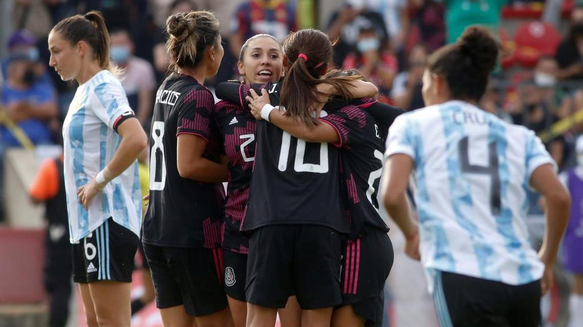 Jugadoras de México celebran una anotación ante Argentina, durante un partido amistoso disputado en el Estadio Tepa Gómez, en Tepatitlán, Jalisco.