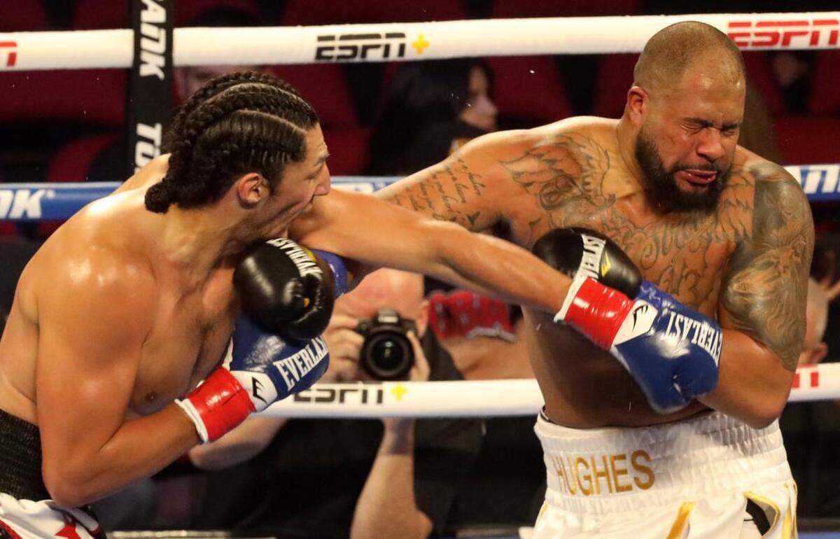 Anthony 'El Gigante' Mireles, de Iowa, asesta un puñetazo de izquierda a Brandon Hughes, de Alabama, en un combate de peso pesado celebrado en el Save Mart Center el 4 de marzo de 2022.