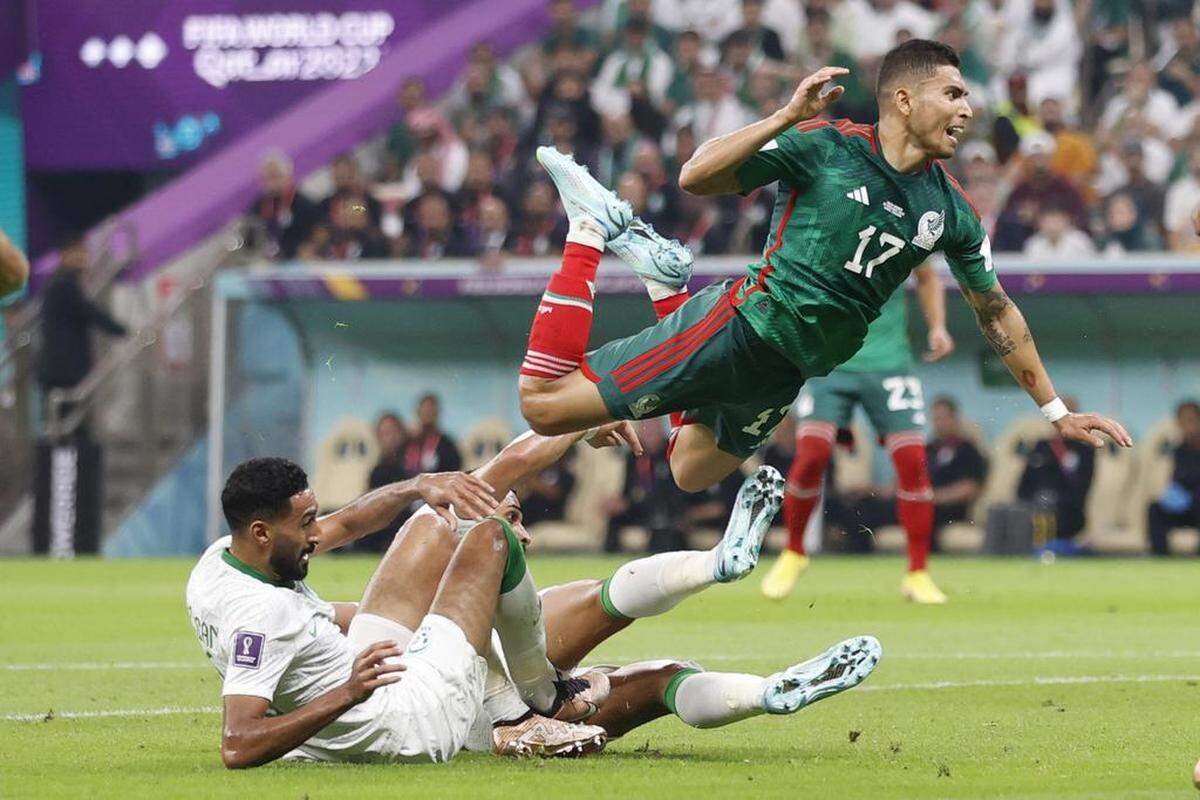 Orbelin Pineda de México cae hoy, en un partido de la fase de grupos del Mundial de Fútbol Qatar 2022 entre Arabia Saudita y México en el estadio Lusail.