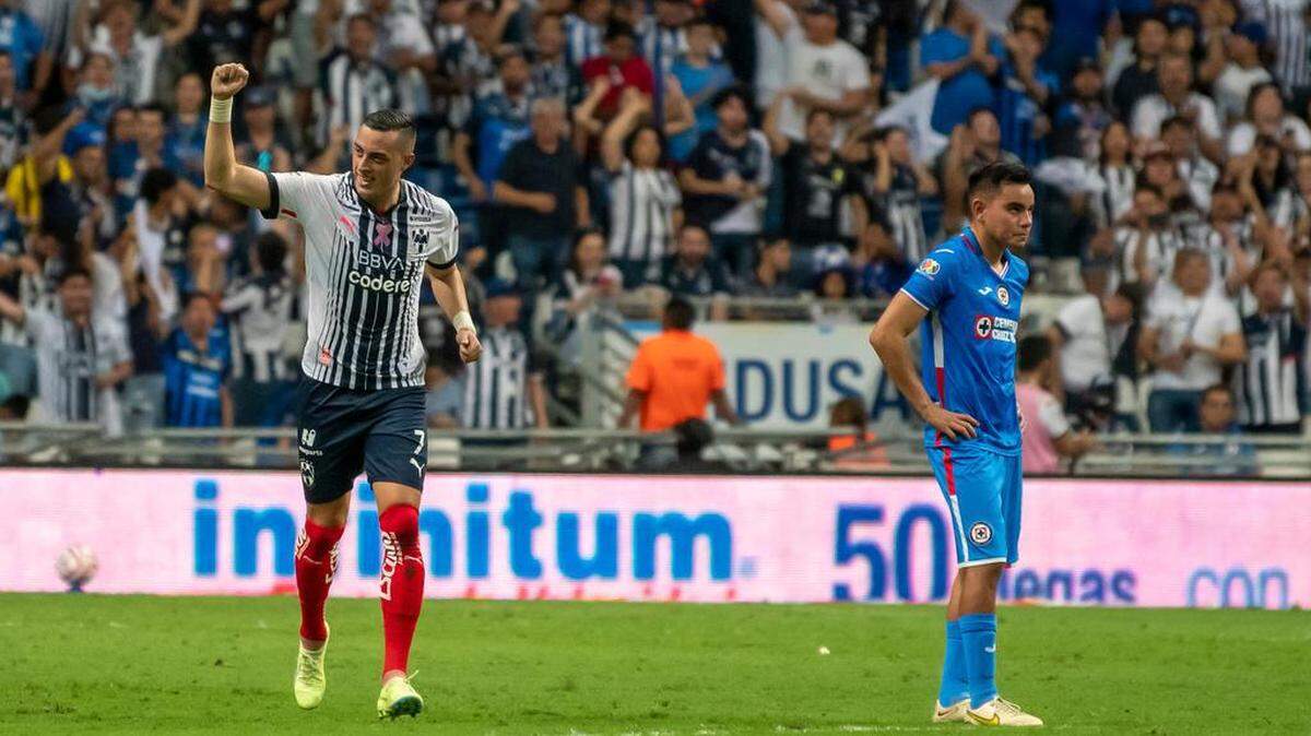 Rogelio Funes Mori (i) de Rayados festeja una anotación ante Cruz Azul hoy, durante un partido correspondiente a la vuelta de cuartos de final del Torneo Apertura 2022, celebrado en el estadio BBVA de la ciudad de Monterrey.