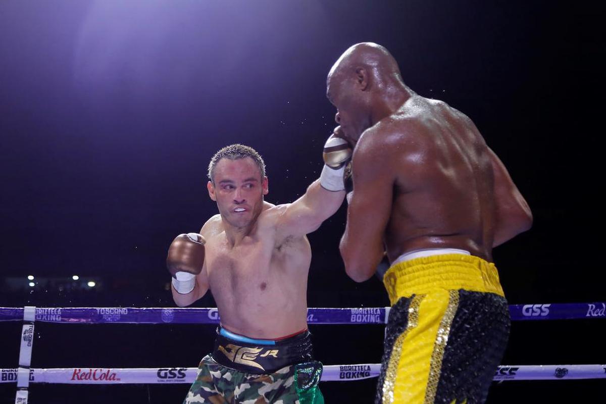 El boxeador mexicano Julio César Chávez Jr.&nbsp;perdio ante&nbsp;el brasileño Anderson Silva&nbsp;durante el evento de exhibición Tributo a los Reyes el 20 de junio.&nbsp;