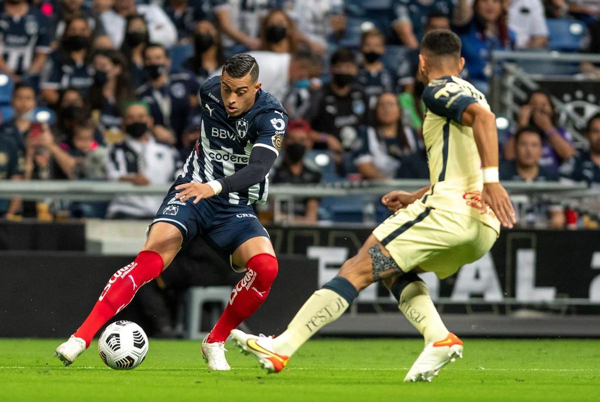 Rogelio Funes Mori (i) de Rayados de Monterrey disputa el balón con Sebastián Cáceres (d) de Águilas del América durante un partido correspondiente a la final de la Liga de Campeones de CONCACAF celebrado en el estadio BBVA de la ciudad de Monterrey.