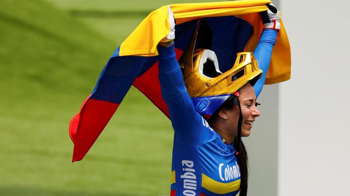 Mariana Pajón de Colombia ondea la bandera de su país tras obtener medalla de plata durante la final femenina del BMX en los Juegos Olímpicos 2020, en el Parque Deportivo Urbano de Ariake en Tokio.