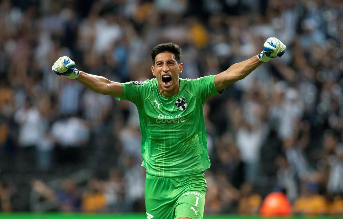 Esteban Andrada portero de Rayados de Monterrey festeja una anotación ante Tigres durante un partido por la jornada 9 del Torneo Apertura 2021 de la Liga MX, en el estadio BBVA de Monterrey.
