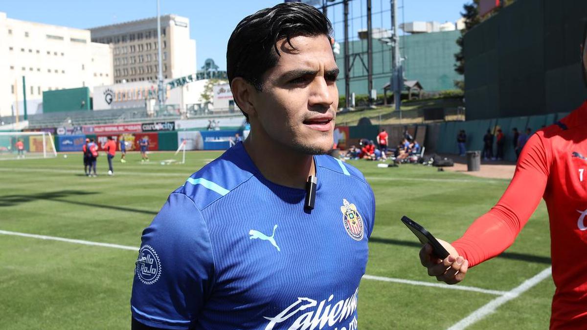 Jesús Sánchez, mediocampista de las Chivas de Guadalajara, habla con los medios de comunicación el martes (22 de marzo) en el Parque Chukchansi. Las Chivas enfrentaran a las Pumas de UNAM a las 7 p.m. el 23 de marzo en un partido amistoso.