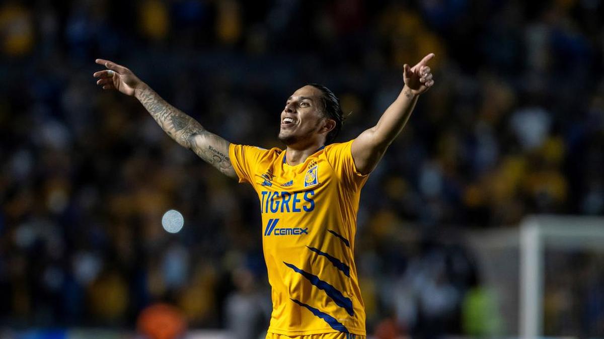 Fotografía de archivo de Carlos Salcedo de Tigres festejando la victoria ante Santos Laguna, durante un partido de cuartos de final del Torneo Apertura 2021, disputado en el Estadio Universitario, en Ciudad de Monterrey.