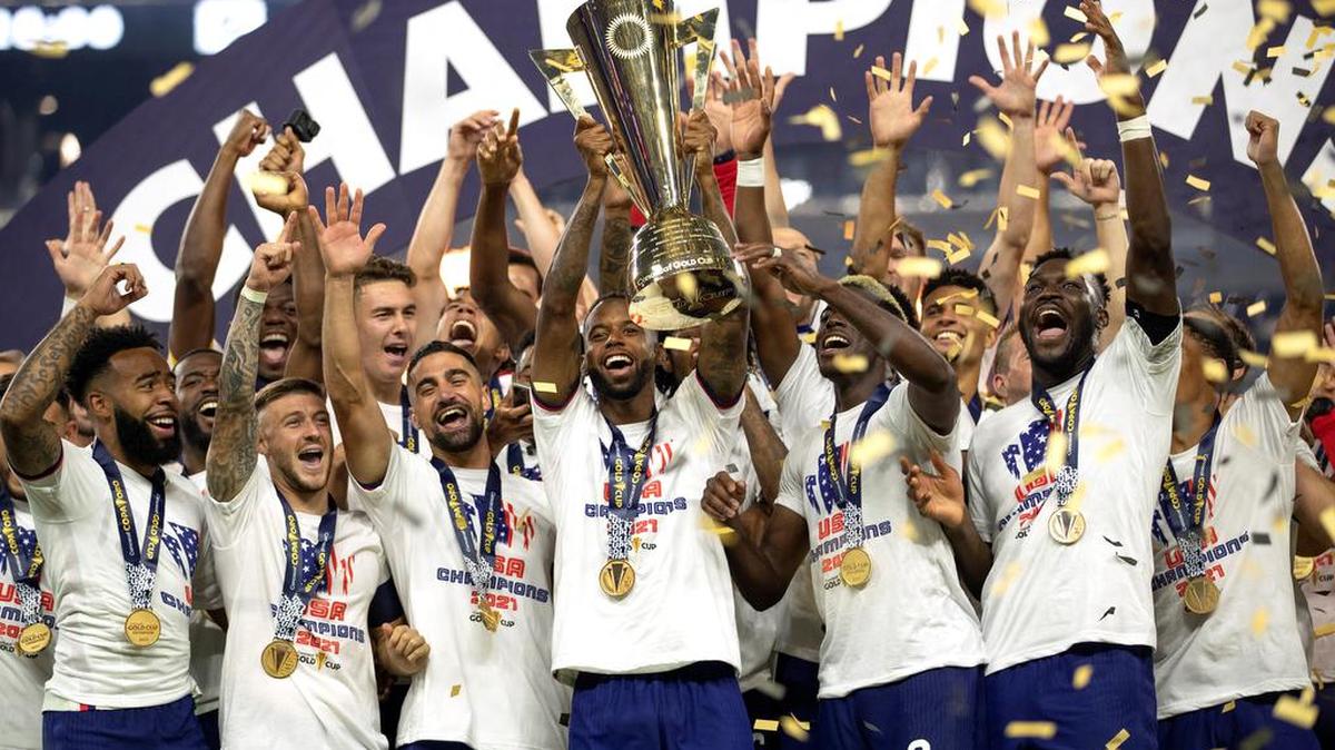 Kellyn Acosta de los Estados Unidos sostiene el trofeo de campeón de la Copa Oro hoy, tras vencer en la final a México en el estadio Allegiant en Las Vegas.