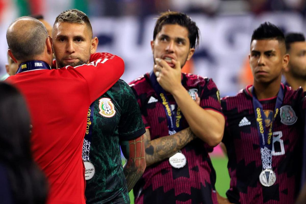 Jugadores de México tras perder la final de la Copa Oro ante Estados Unidos en el estadio Allegiant en Las Vegas.