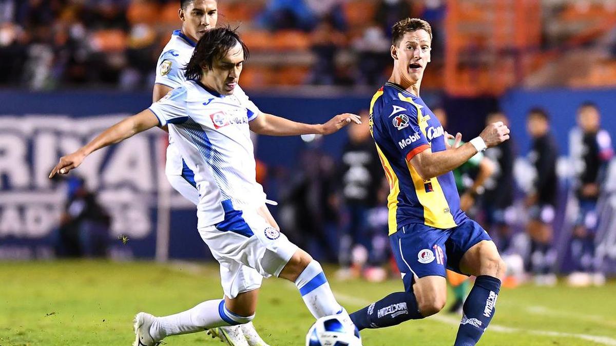 El jugador José Martínez (i) de Cruz Azul disputa el balón con Facundo Waller (d) de Atlético de San Luis, durante un partido de la jornada 6 de la Liga MX del fútbol mexicano, en el estadio Alfonso Lastras, en el estadio de San Luis Potosí.
