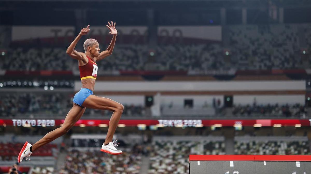 La venezolana Yulimar Rojas compite en la final femenina de triple salto durante los Juegos Olímpicos 2020, este domingo en el Estadio Olímpico de Tokio.