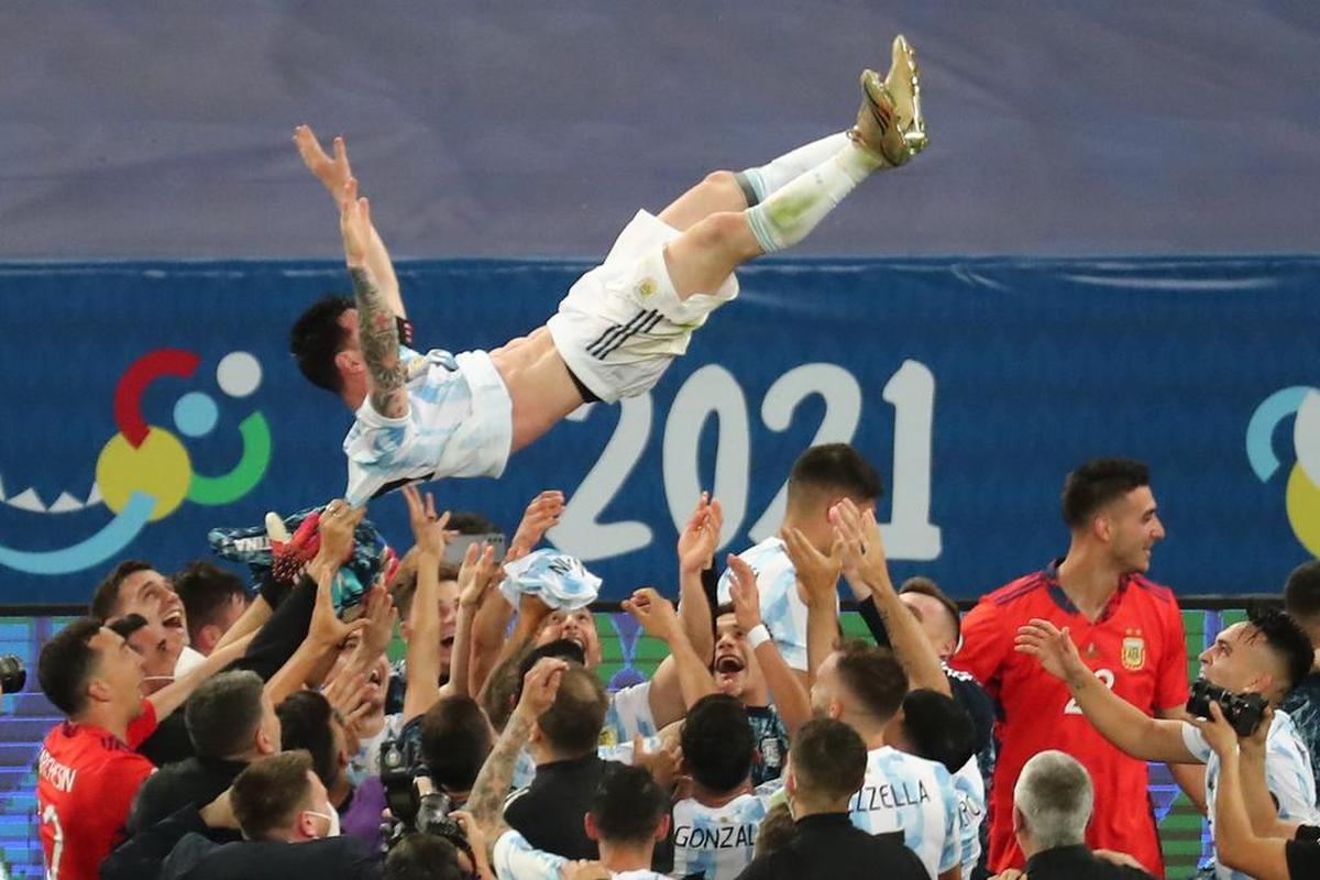 Jugadores de Argentina alzan a su compañero Lionel Messi durante la celebración del triunfo ante Brasil hoy, en la final de la Copa América entre Argentina y Brasil en el estadio Maracana en Río de Janeiro, Brasil.