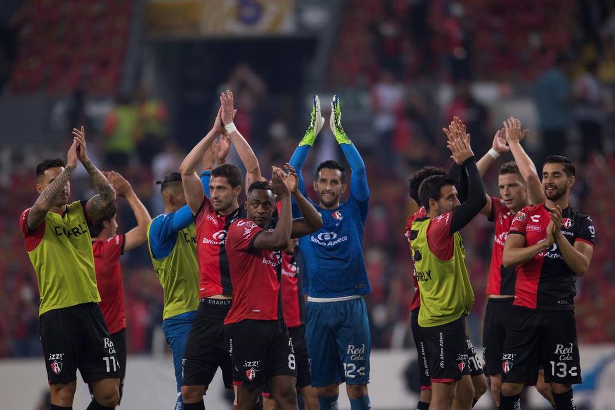 Jugadores de Atlas festejan su pase a cuartos de final frente a Tigres, durante un partido a la reclasificación del torneo Guardianes 2021 del fútbol mexicano el 8 de mayo.
