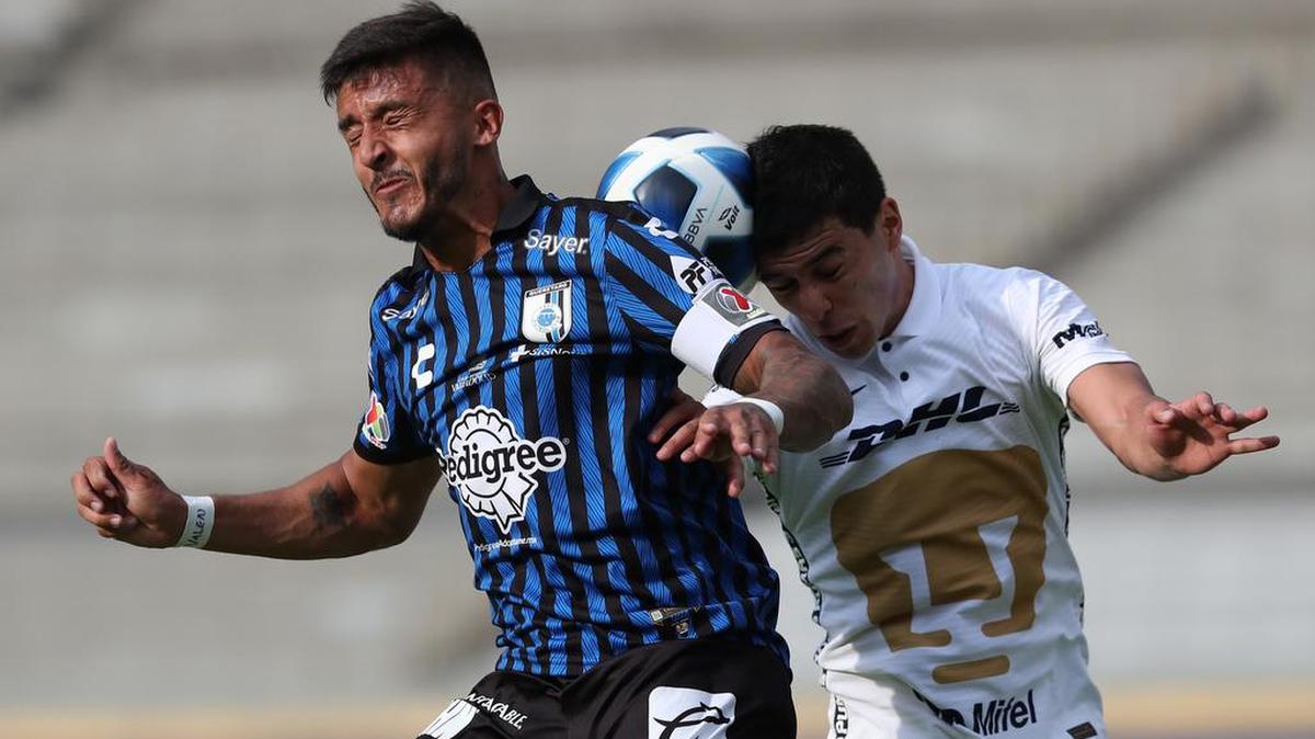 Fotografía de archivo donde aparecen Erik Lira (d) de Pumas disputando el balón con Kevin Ramírez de Querétaro, durante un juego de la jornada 4 del torneo Apertura 2021 de la Liga MX.