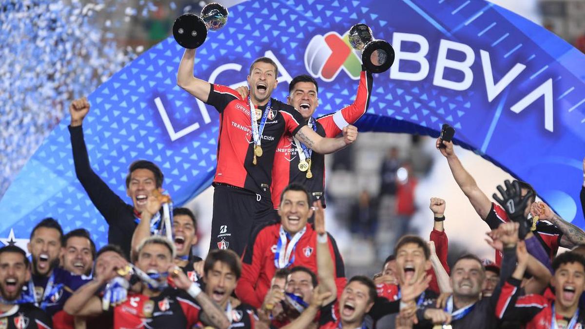 Los jugadores de Atlas celebran tras coronarse campeones al vencer al Pachuca, durante la final del torneo Clausura 2022 de la Liga MX, disputado en el estadio Hidalgo, en Pachuca.