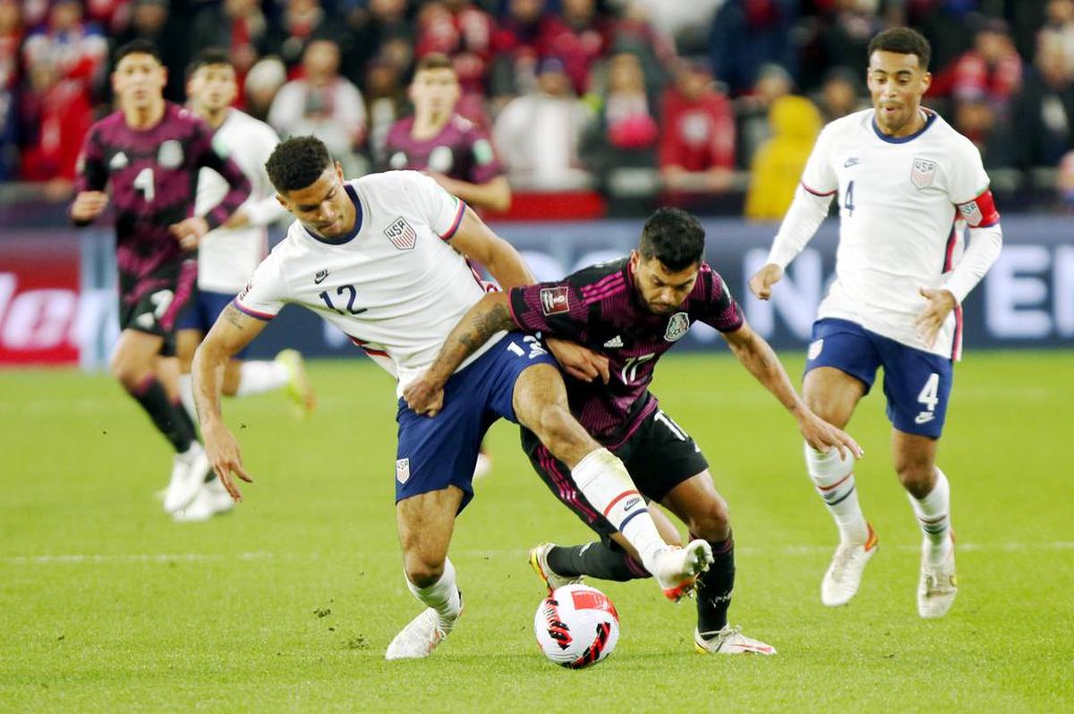 Miles Robinson of the USA in action against Jesús Corona of México during the CONCACAF World Cup Qatar 2022 qualifier soccer match between the USA and México.