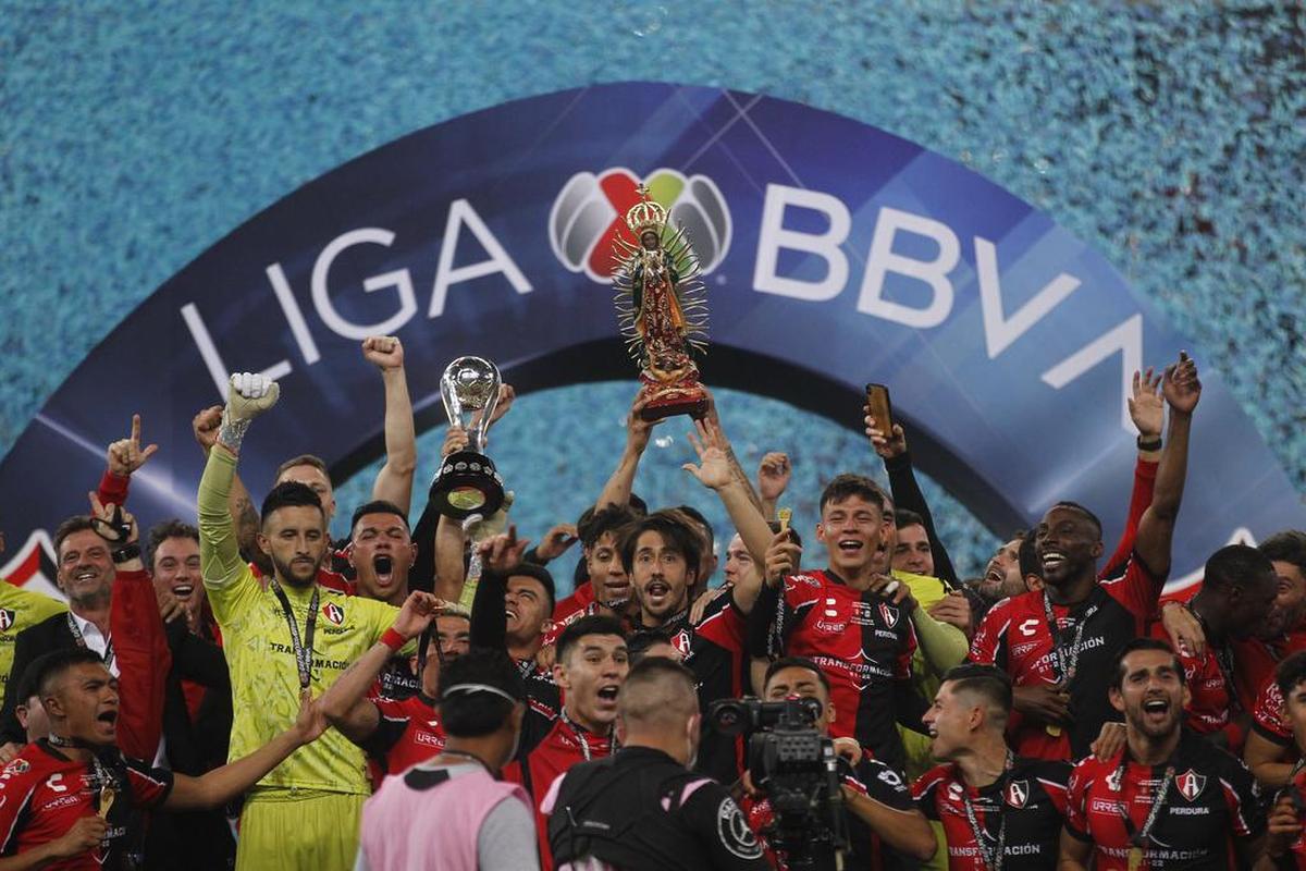 Jugadores de Atlas celebran luego de que el equipo se coronara campeón del Torneo Apertura 2021 del fútbol mexicano tras vencer a León en el Estadio Jalisco.