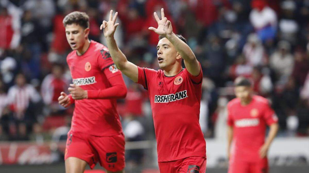 Fotografía de archivo del jugador uruguayo Leonardo Fernández (d) del Toluca celebrando un gol en el estadio Nemesio Diez, de la ciudad de Toluca, estado de México.