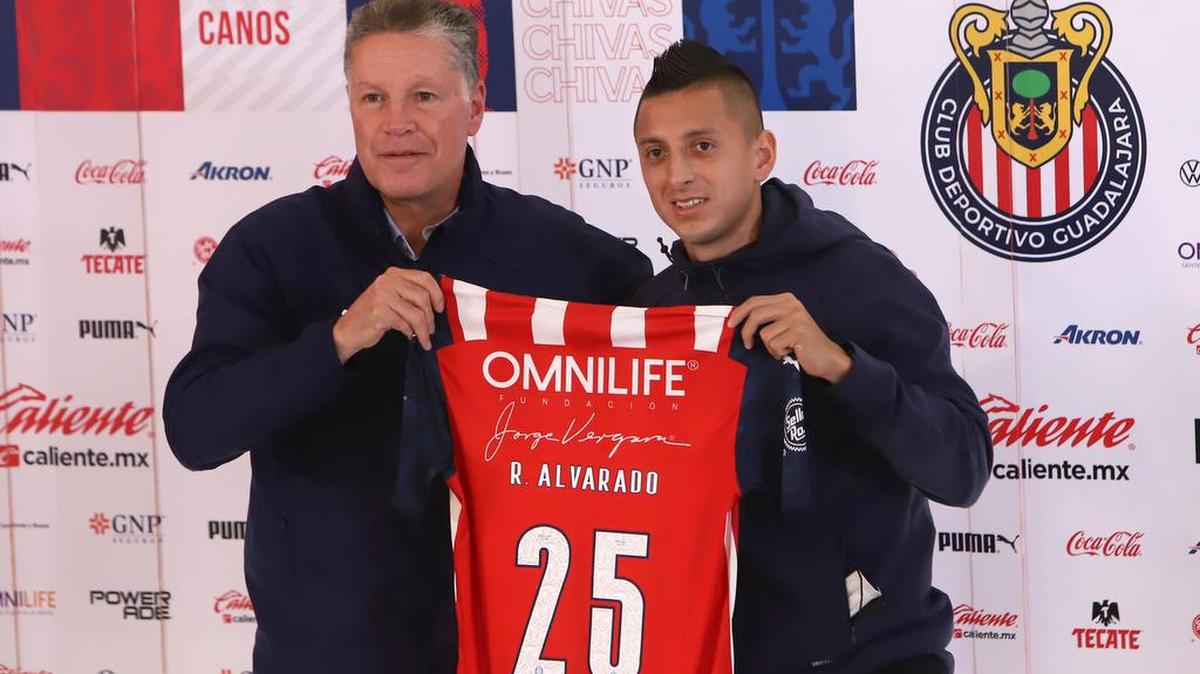 El director deportivo del Club Guadalajara Ricardo Peláez (i) entrega la playera del equipo a Roberto Alvardo nuevo refuerzo para el torneo Clausura 2022 de la Liga MX del fútbol mexicano, realizado en el estadio Akron, en Guadalajara.