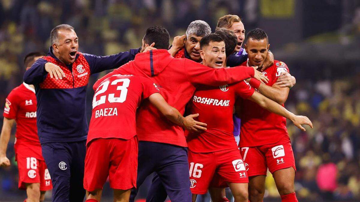 Jugadores de Toluca celebran su pase a la final tras derrotar al América por un marcador global de 3 a 2 hoy,durante un partido de vuelta de las semifinales del Torneo Apertura del fútbol mexicano realizado en el Estadio Azteca de la Ciudad de México.