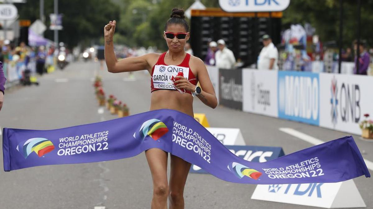 La peruana Kimberly García-León cruza le meta hoy, en 35km femenino en los Campeonatos mundiales de atletismo que se realizan en el estadio Hayward Field en Eugene.