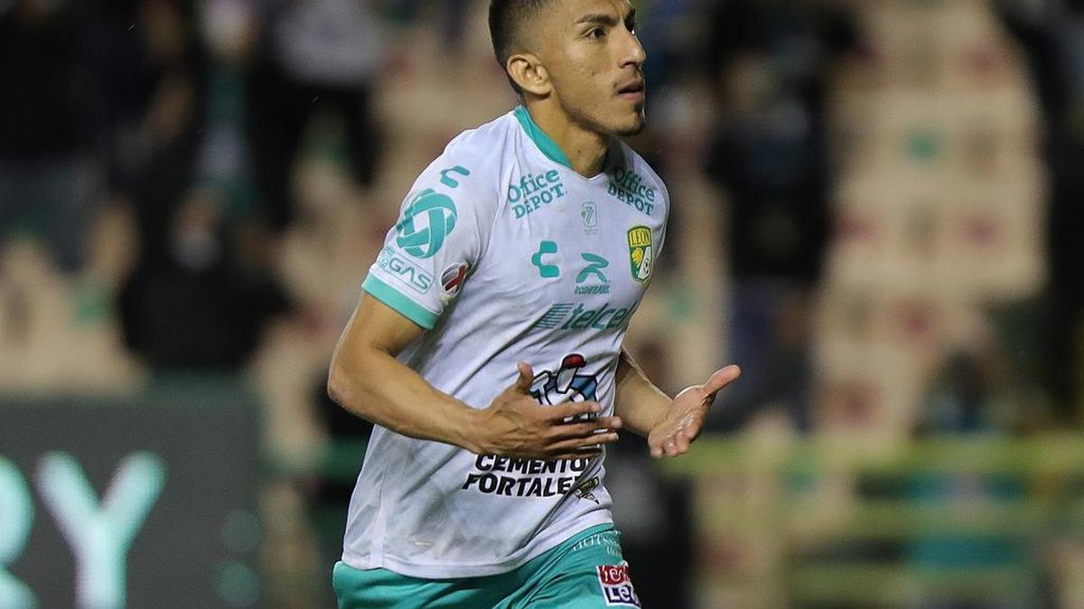El jugador Ángel Mena de León festeja un gol anotado a Santos durante un partido de la jornada 6 de la Liga MX del fútbol mexicano el 21 de agosto en el estadio León, estado de Guanajuato.