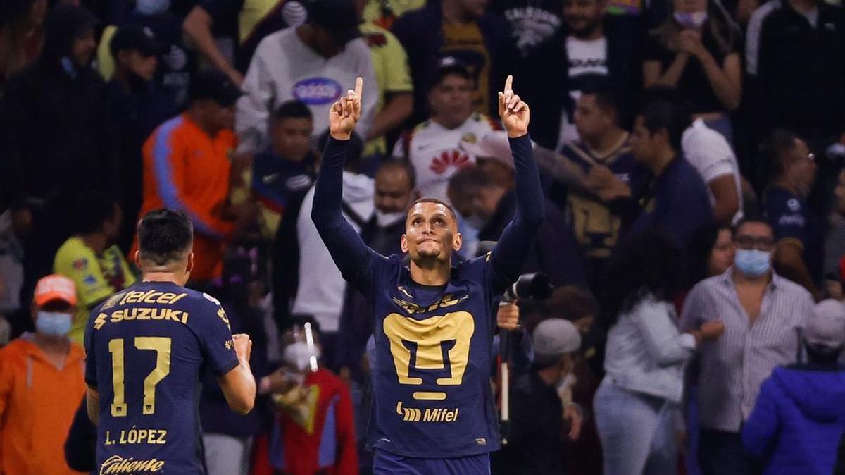 Higor Meritao de Pumas celebra un gol ante América de México durante el partido de los cuartos de final del Torneo Apertura del fútbol mexicano, disputado en el Estadio Azteca, en Ciudad de México.