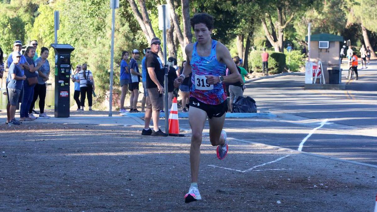Clovis High senior Christopher Caudillo won the Fleet Feet Summer Sizzle 2-mile run in 9:07 at Woodward Park on Aug. 13, 2022.