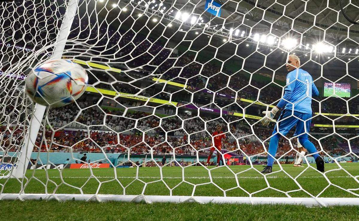 Keylor Navas portero de Costa Rica observa el balón adentro de su arco hoy, en un partido de la fase de grupos del Mundial de Fútbol Qatar 2022 entre España y Costa Rica en el estadio Al Zumama en Doha.