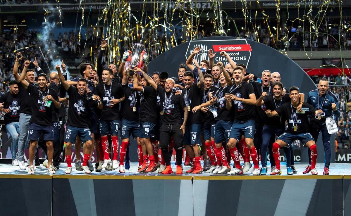 Jugadores de Rayados de Monterrey festejan con el trofeo la victoria ante Águilas del América durante un partido correspondiente a la final de la Liga de Campeones de CONCACAF celebrado en el estadio BBVA de la ciudad de Monterrey.