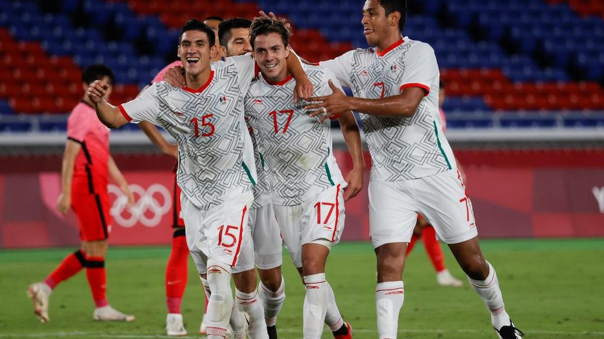 El centrocampista mexicano Sebastián Córdova (2-i) celebra con sus compañeros tras marcar el 2-5 en el encuentro de cuartos de final entre las selecciones de Corea del Sur y México, durante los Juegos Olímpicos 2020, este sábado en el Estadio Internacional de Yokohama, Japón.