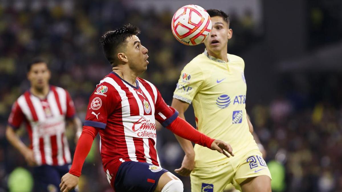 El jugador de América Salvador Reyes (d) disputa el balón con Fernando Beltrán (i) de Chivas durante un partido de la jornada 15 del Torneo Apertura del fútbol mexicano realizado en el Estadio Azteca de la Ciudad de México.