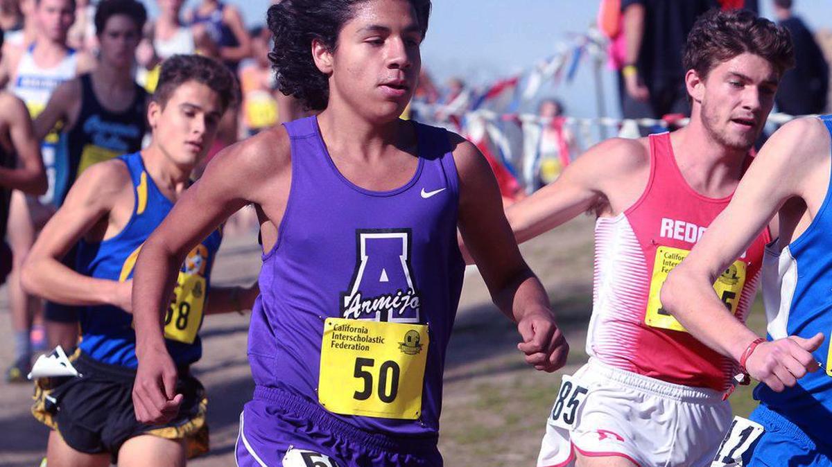 Luis Grijalva (aquí en Woodward Park en Fresno cuando ganó el campeonato estatal en cross country en 2016) recibió permiso de viajar a los Juegos Olímpicos el 27 de julio. Grijalva es originario de Guatemala y es un “dreamer.”