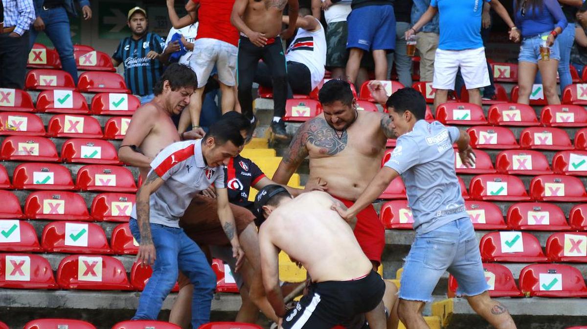 Aficionados de Querétaro y Atlas se enfrentan al minuto 62, donde familias tuvieron que ser resguardadas en la cancha, durante un juego correspondiente a la jornada 9 del Torneo Clausura 2022 de la Liga MX del fútbol mexicano en el estadio Corregidora de la ciudad de Querétaro.