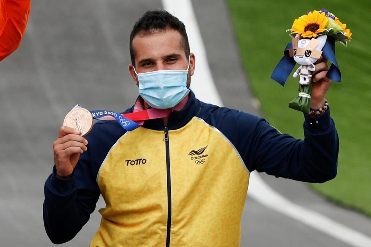 Carlos Ramírez de Colombia posa con la medalla de bronce masculina del BMX en los Juegos Olímpicos 2020, en el Parque Deportivo Urbano de Ariake en Tokio.