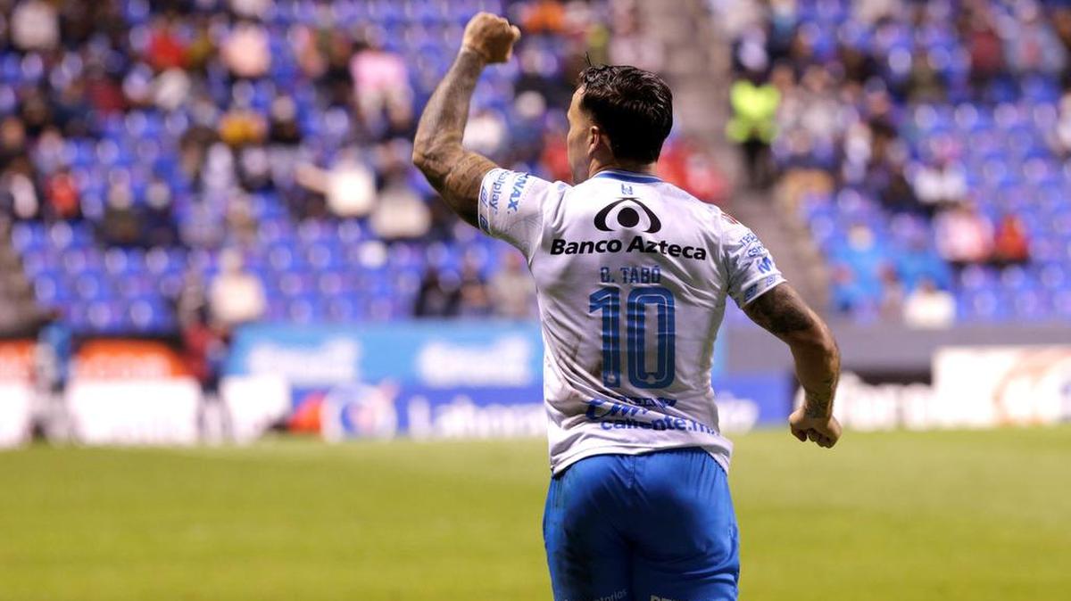 Christian Tabó de Club Puebla celebra un gol ante Toluca, durante un partido de la jornada 17 del Torneo Apertura 2021 de la Liga MX del fútbol mexicano en el estadio Cuauhtémoc, en Puebla.