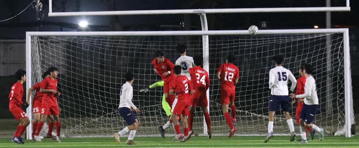The Lindsay High defense – including goalkeeper Angel Nieto – keeps Farmersville High's Efraín Castro from scoring on a corner kick. Lindsay won, 3-1.