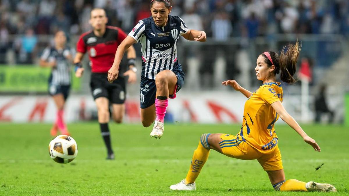 Diana Evangelista (i) de Rayadas de Monterrey disputa el balón con Greta Espinoza (d) de Tigres femenil durante el partido de ida correspondiente a la final del Torneo Apertura 2021 de la Liga Femenil Mx celebrado en el estadio BBVA de la ciudad de Monterrey.