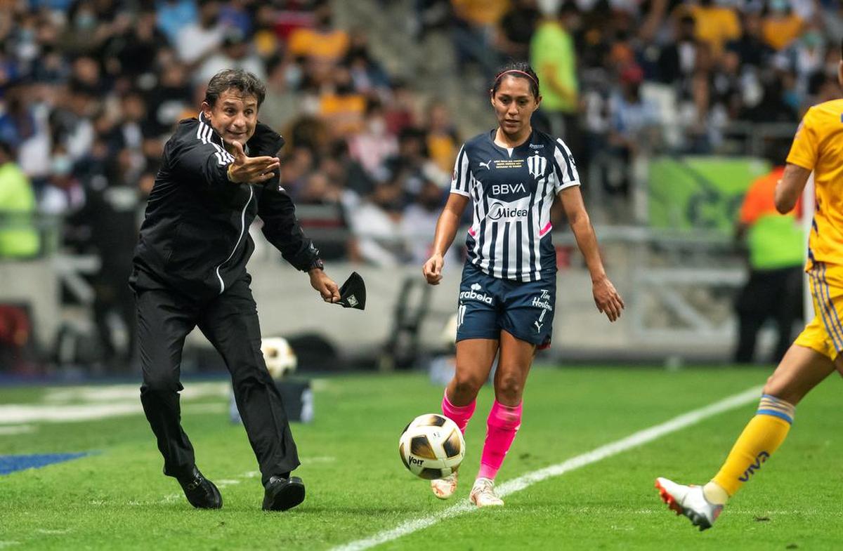 Roberto Medina director técnico de Tigres femenil reacciona en una jugada ante Rayadas de Monterrey durante el partido de ida correspondiente a la final del Torneo Apertura 2021 de la Liga Femenil Mx celebrado en el estadio BBVA de la ciudad de Monterrey.