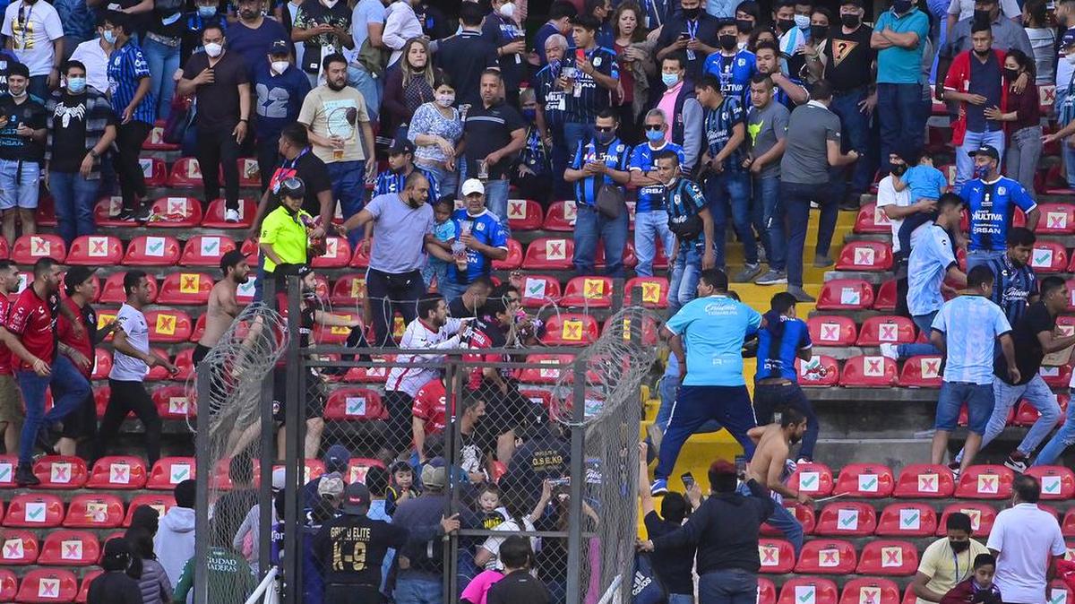 Aficionados del Querétaro y aficionados del Atlas originaron un conato de pelea que terminó invadiendo la cancha, durante un juego correspondiente a la jornada 9 del Torneo Clausura 2022 de la Liga MX del fútbol mexicano en el estadio Corregidora de la ciudad de Querétaro.