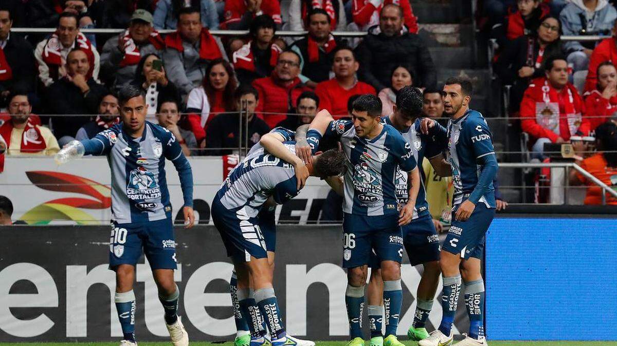 Jugadores del Pachuca celebran un gol anotado al Toluca, durante el juego de ida de la final del torneo Apertura 2022 de la Liga MX, en el estadio Nemesio Diez de Toluca, Estado de México.
