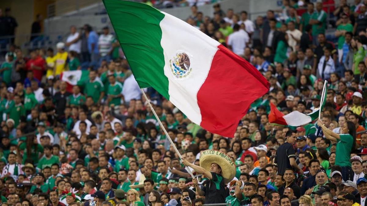 La FIFA le redujo la sanción por el grito homofóbico, de dos partidos a puerta cerrada a uno, por los “esfuerzos realizados para erradicar la discriminación.” Afinionados del Tri en Seattle en 2013.