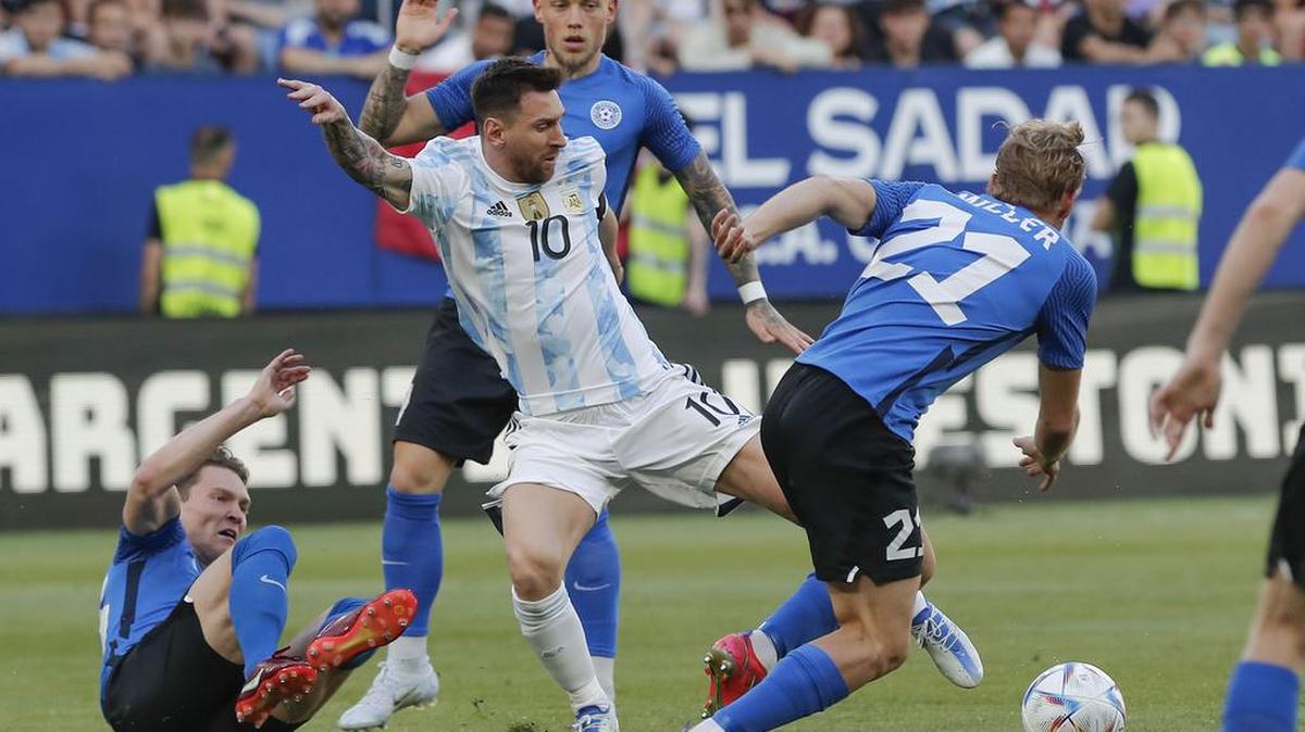 El delantero de la selección argentina de fútbol Lionel Messi (c) controla un balón rodeado de oponentes durante un partido internacional amistoso entre Argentina y Estonia en el estadio El Sadar, en Pamplona, el 5 de junio.